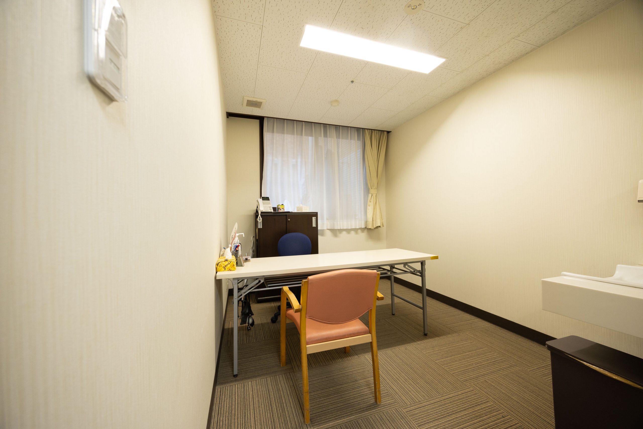 09:00 出勤、申し送り、メールチェック